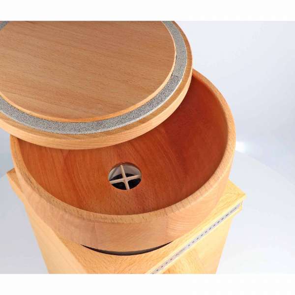 KoMo Fidibus Medium - kleine, starke Getreidemühle aus Buchenholz
