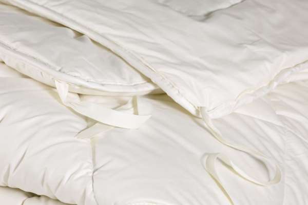 PureNature Vierjahreszeiten Bettdecke Schafschurwolle mit Knüpfbändern