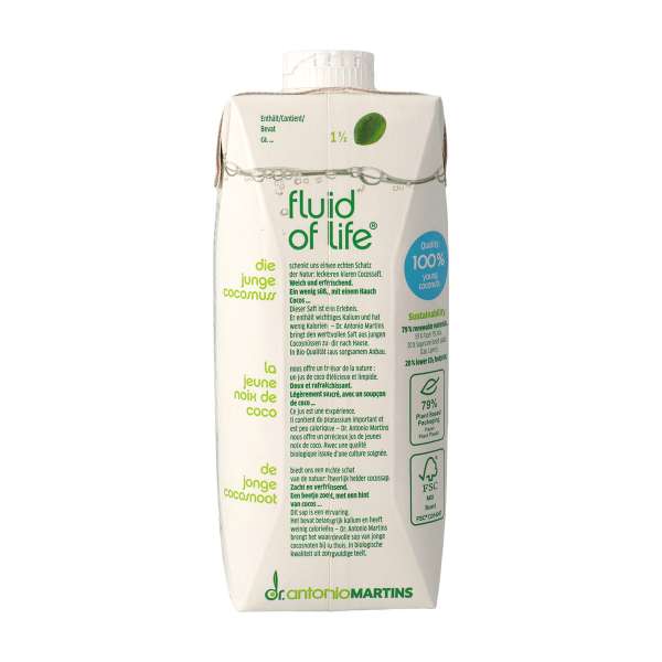 Kokos Drink Kokoswasser aus der grünen Kokosnuss trinken