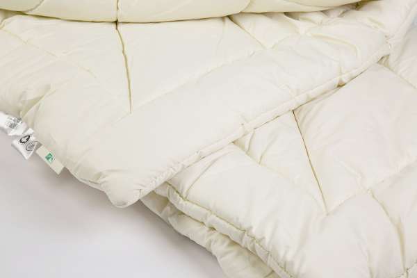 Hochwertige PureNature Schurwolldecke für höchsten Schlafkomfort