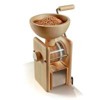 Handgetreidemühle von KoMo: Getreide, Mais und Kichererbsen mahlen Handgetreidemühle von KoMo: Getreide, Mais und Kichererbsen mahlen