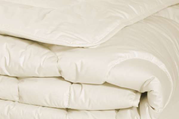 PureNature Bettdecke Kamelhaar Sommer ist leicht und anschmiegsam