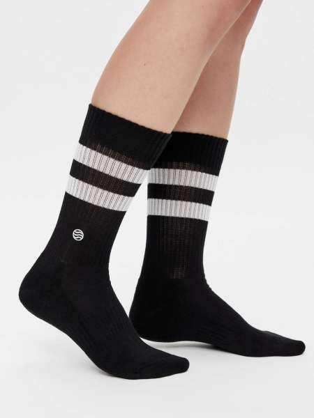 Crew Black nachhaltige Sportsocken schwarz mit weißen Streifen